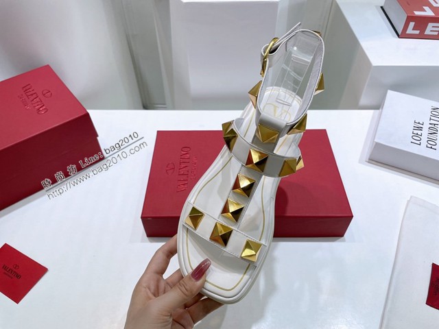Valentino專櫃新款休閒時尚拖鞋 華倫天奴22春夏爆款系列松糕厚底釘扣沙灘涼拖鞋 dx3494